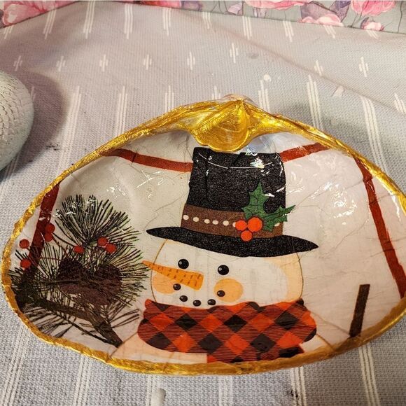 DECOUPAGE CLAM SHELL DECOUPAGE SNOWMAN ⛄️ ON A CLAM SHELL TRINKET DISH - Picture 5 of 12